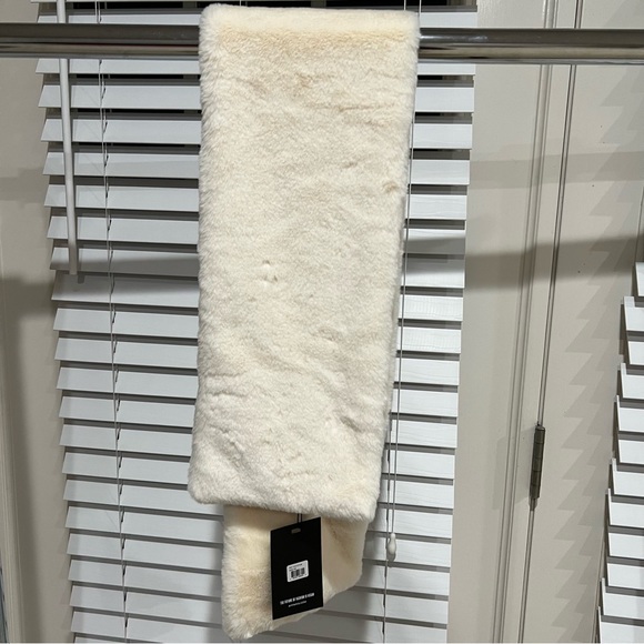 APPARIS Bambi Faux Fur Scarf Ultra Soft Pull-Through Style Ivory Cream - Picture 3 of 5